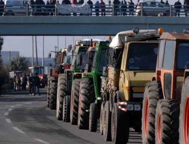 Ξεχύθηκαν στους δρόμους οι αγρότες - Κλειστή η εθνική στο ύψος της Καρδίτσας (φωτο - βίντεο)